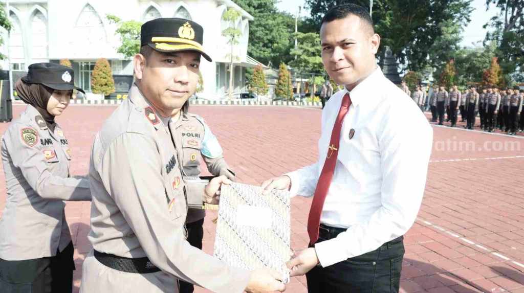 25 Anggota Polres Gresik Diberi&nbsp;Penghargaan