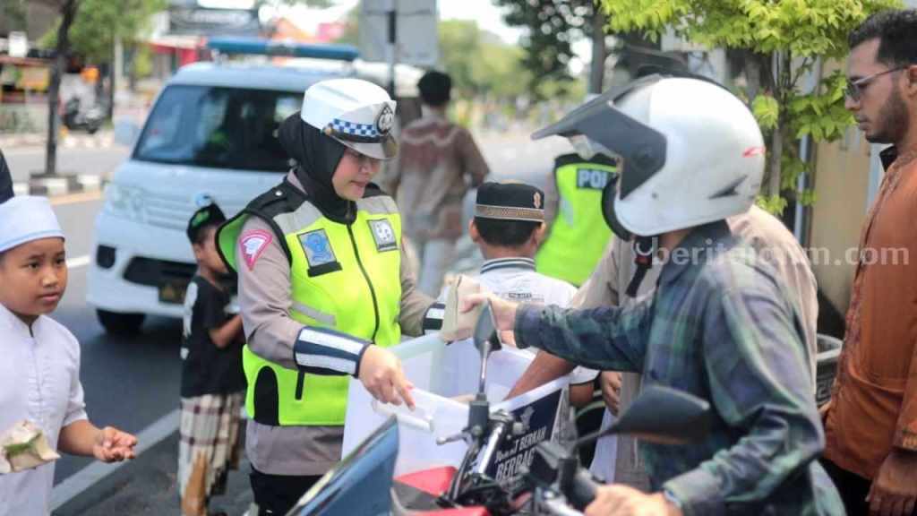 Polwan Gresik Bagikan 100 Bungkus ke Jamaah&nbsp;Masjid