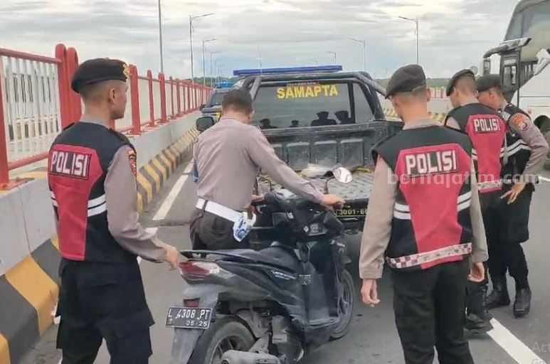 Depresi Cerai, Motor Ditinggal di Jembatan Suramadu, Pulang Jalan&nbsp;Kaki