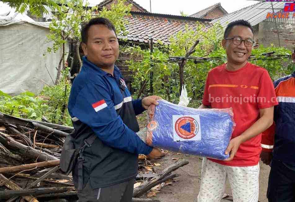 Dampak Angin Kencang, BPBD Kabupaten Mojokerto Berikan Bantuan Terpal 