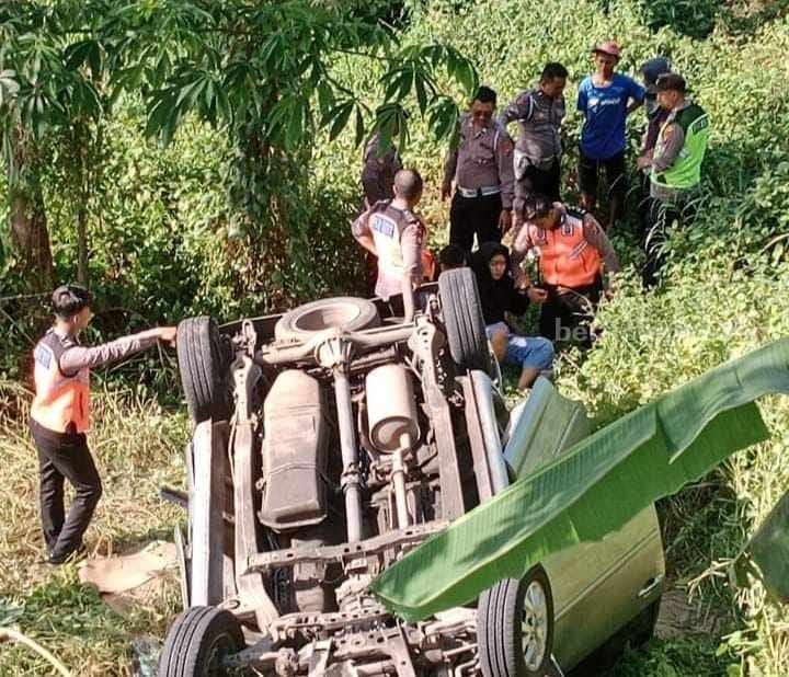 Diduga Belajar Nyetir, Mobil Toyota Innova Terjun ke Jurang Bekas Galian C di&nbsp;Mojokerto