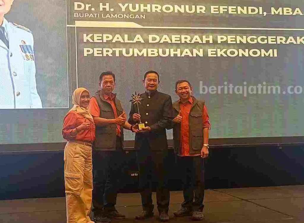 Bupati Lamongan Terima Penghargaan Kepala Daerah Penggerak Ekonomi di Beritajatim Award&nbsp;2024