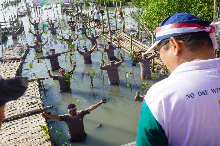 Hari Bhayangkara ke-78, Polrestabes Surabaya Bagikan Bibit Pohon dan Ikan di Adventure Land&nbsp;Benowo