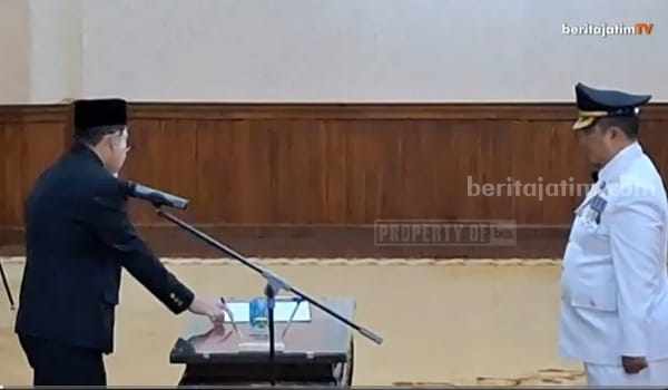 Video Pj Gubernur Jatim Lantik Pj Bupati Jombang dan&nbsp;Bondowoso