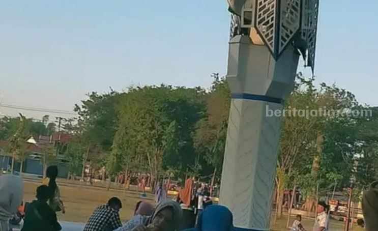 Payung Konvertibel Harga Rp850 Juta di Alun-alun Trunojoyo Sampang&nbsp;Rusak