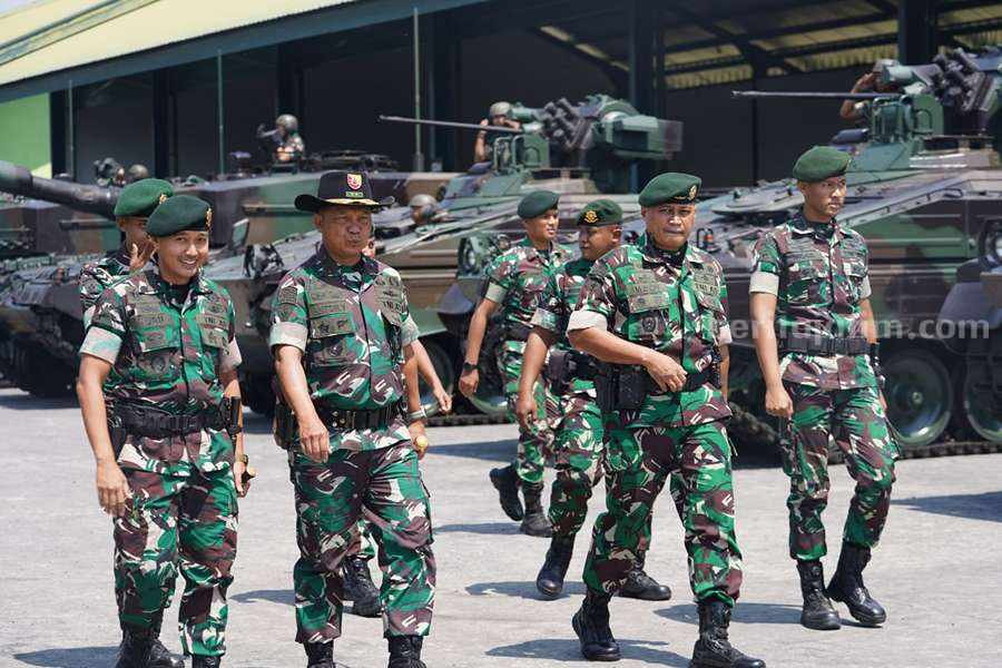 Lakukan Kunjungan Kerja, Pangdiv II Kostrad Beri Semangat Prajurit dan Lakukan Pengecekan&nbsp;Alutsista