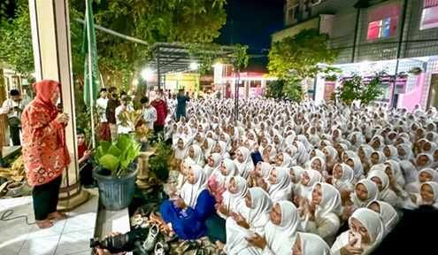 Risma Beri Motivasi Ribuan Santri PPDU&nbsp;Jombang